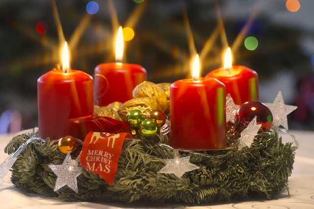 Adventní věnec s červenými svíčkami